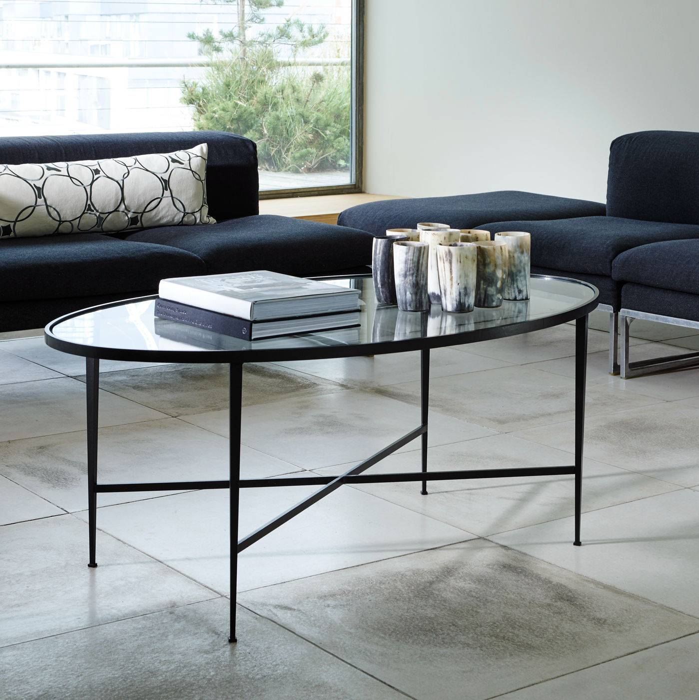 Ovalt soffbord, brons med glasskiva - by Vaughan Designs - hos Alegni.com